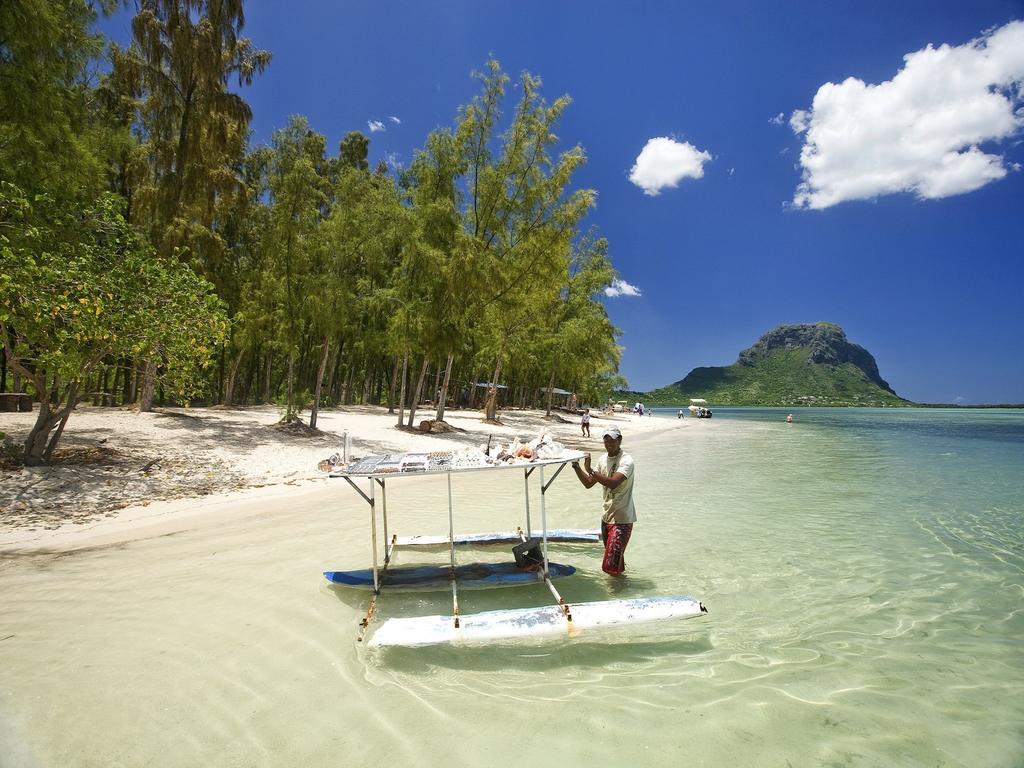 Happy Days Guest House Le Morne Exterior photo